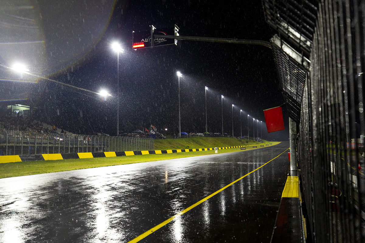 news: Supercars right to red flag Race 25, say drivers - Speedcafe.com