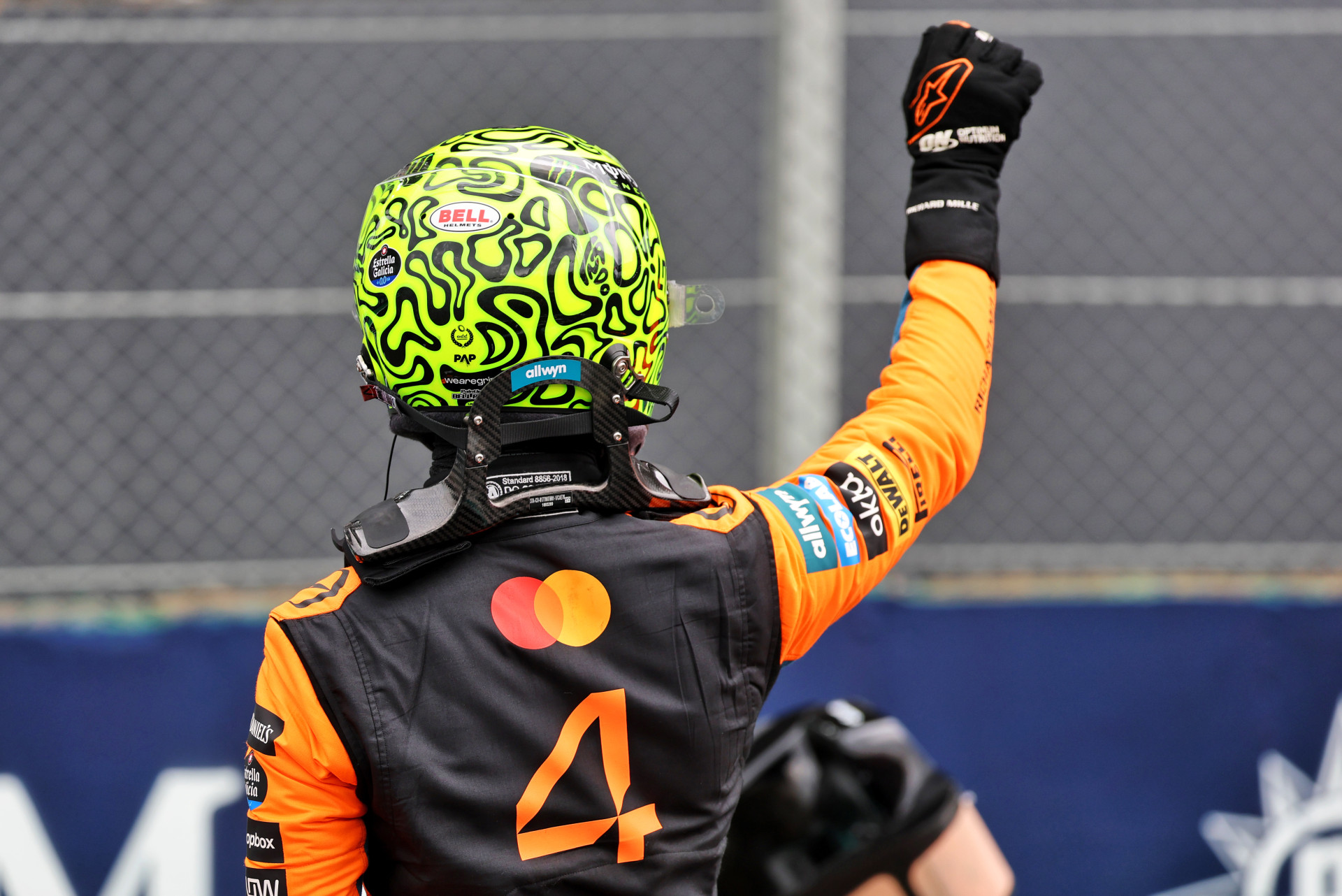 Norris domina Sprint caótico de São Paulo, esperanças de título de Piastri abaladas