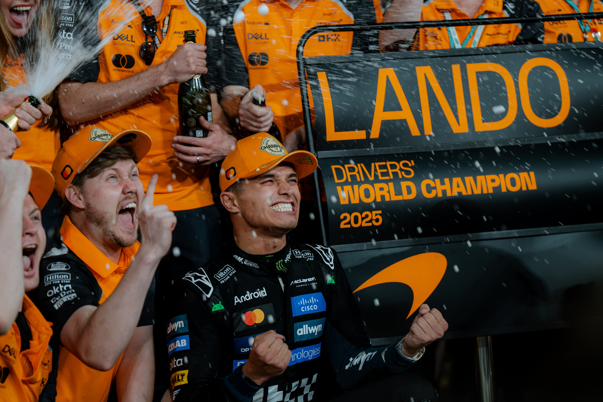 노리스, 고된 시즌 내내의 삼자 대결 끝에 첫 F1 타이틀 정복