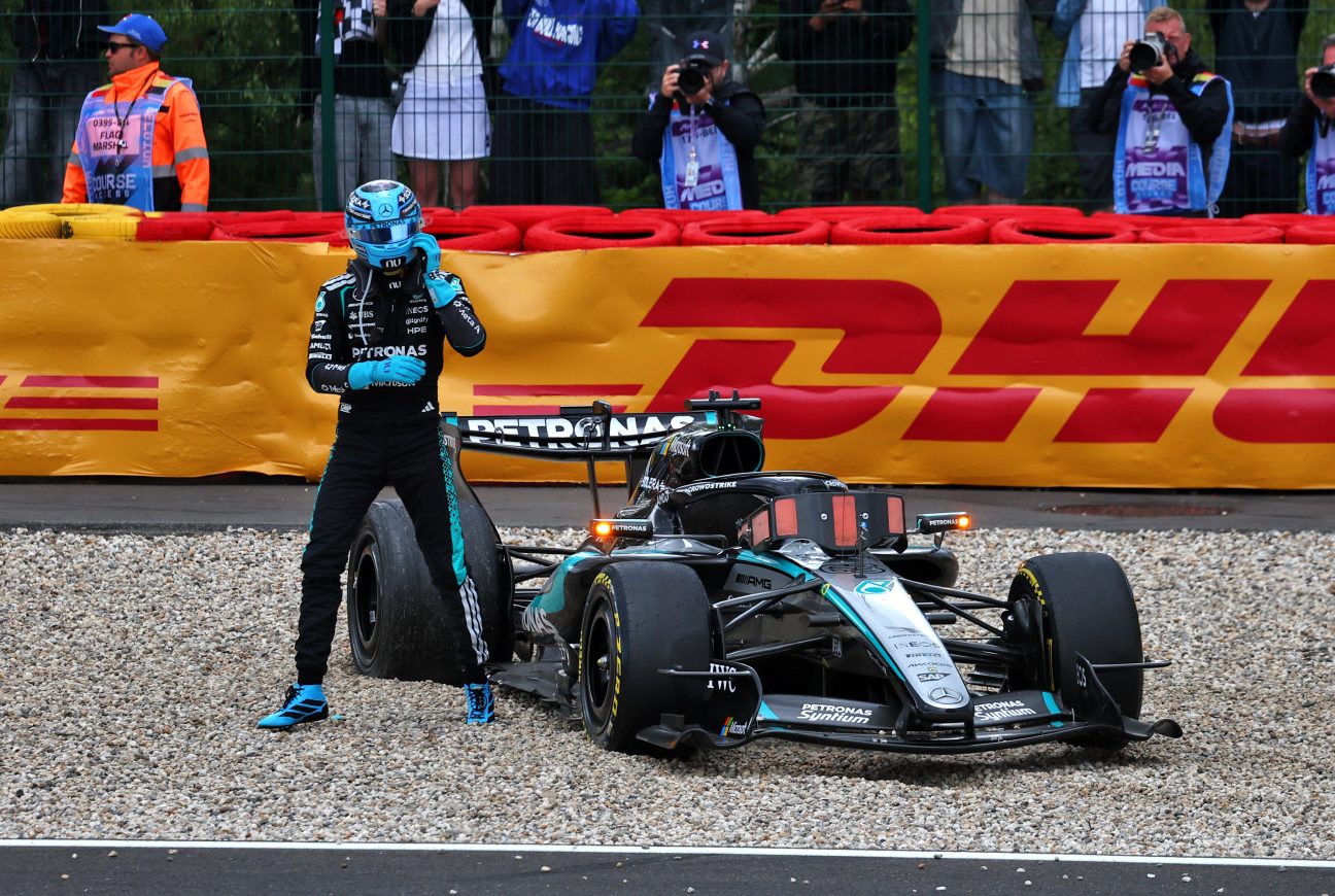 Russell arremete contra el "peligroso" fallo de Mercedes tras su abandono en el GP de Bélgica